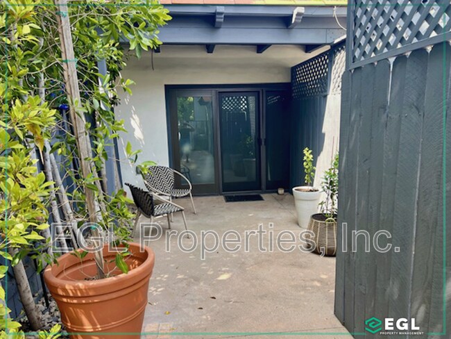 Foto del edificio - 6657 Lindenhurst Ave