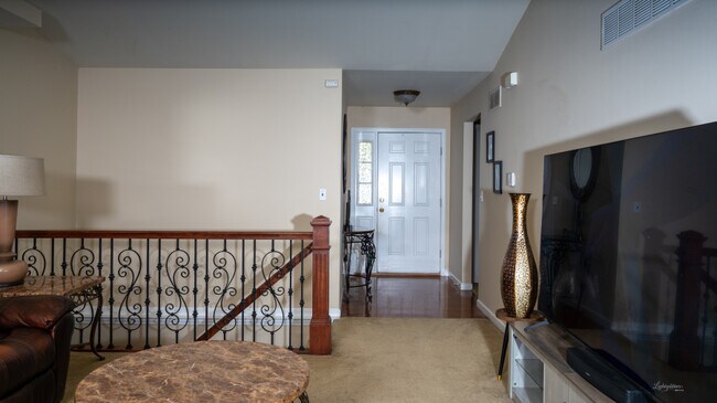 Entrada de madera desde la puerta principal - 615 Grayhawk Cir