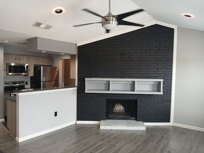 Building Photo - 2nd Floor Condo 1 Bedroom and 1 Bath