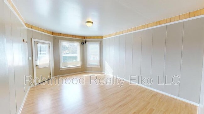 Building Photo - 506 5th St
