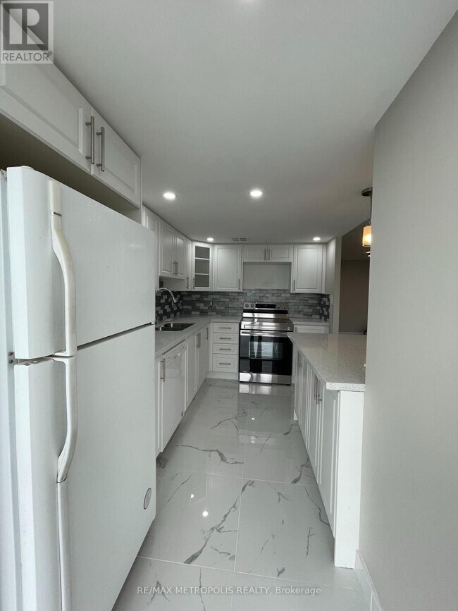 Building Photo - 350-350 Webb Dr