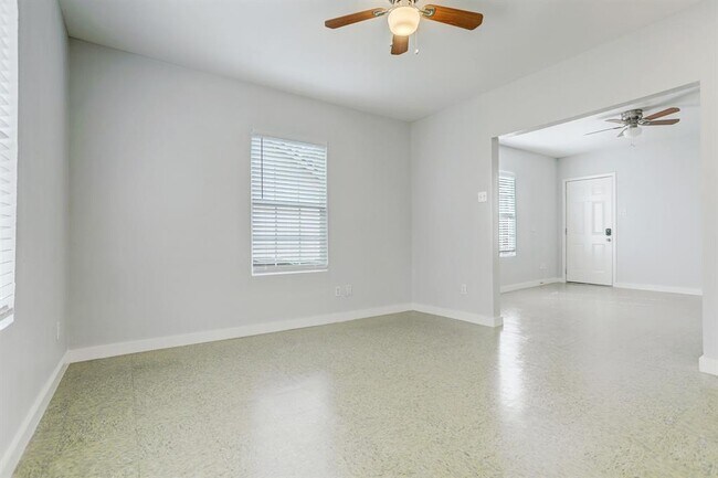 Foto del edificio - 3345 Reeves St