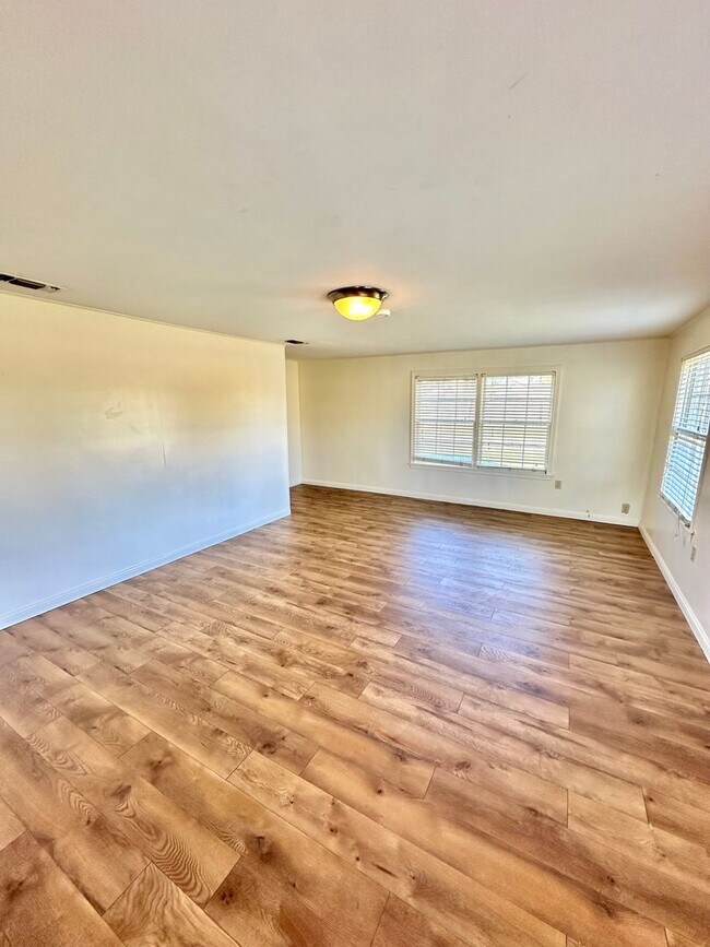 Foto del edificio - 4 Bedroom Home Coming Soon!!