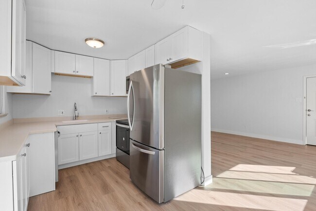 New Appliances - 2401 E Warren Ave