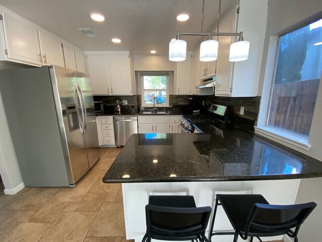 Building Photo - Gorgeous 5+3 On Cul-De-Sac