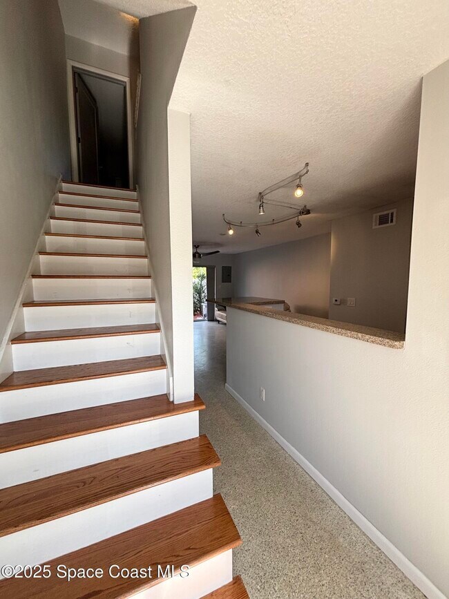 Building Photo - 112 E Colonial Ct