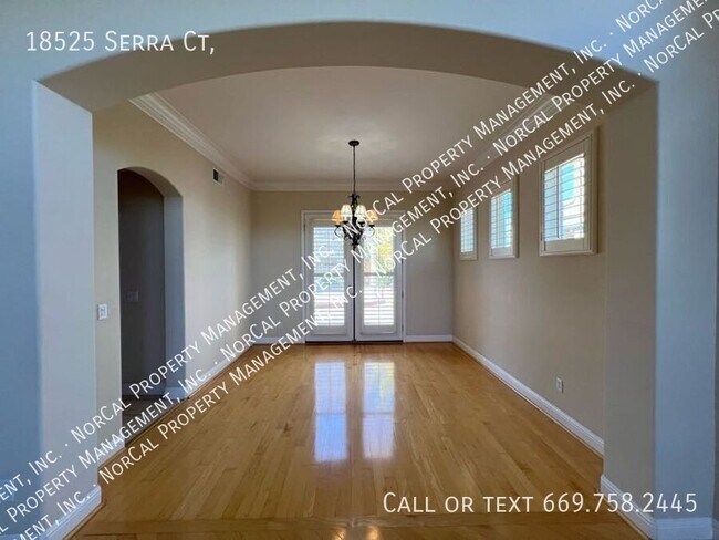 Foto del edificio - 18525 Serra Ct