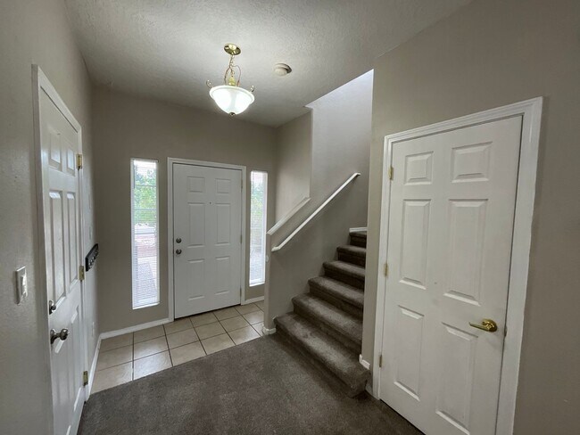Foto del edificio - 5 Bedroom Home Available In The Trails Nea...