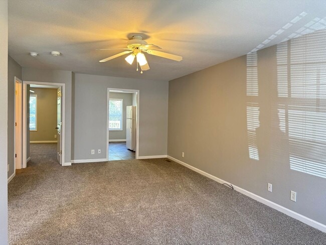 Building Photo - Fry - 918 1/2 Kingsbury Dr