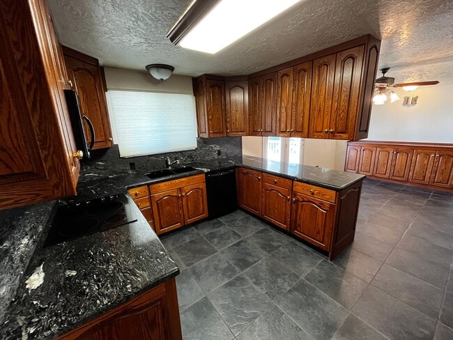 Building Photo - Beautiful 6 Bedroom/4 Bathroom in Centerville