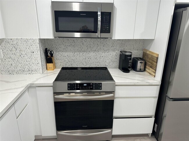 Building Photo - 2655 Collins Ave