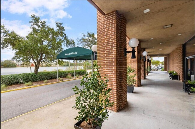 Foto del edificio - Renovated Two Bedroom Condo
