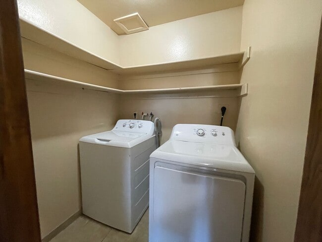 Foto del edificio - Spacious 4-Bedroom Home with Finished Base...