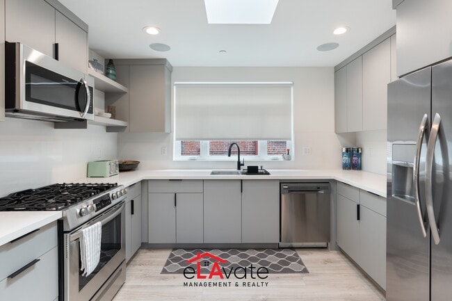 Building Photo - 1035 N Serrano Ave