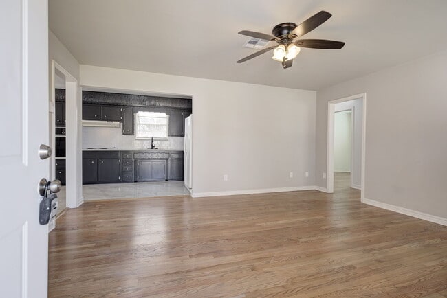 Building Photo - 1520 Brookdale Dr