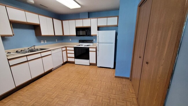 Building Photo - SW 2 Bedroom 1 bath Condo, Balcony, Fireplace and Garage