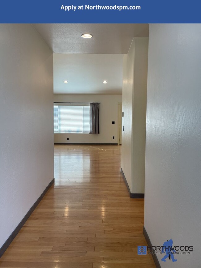 Building Photo - Beautiful 3 Bedroom 2 Bath Home-Located in...