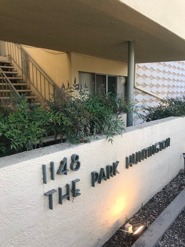 Building Photo - 1148 W Huntington Dr