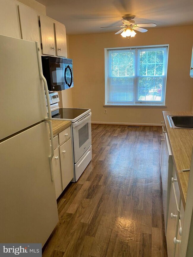 Building Photo - 8325 Stationhouse Ct
