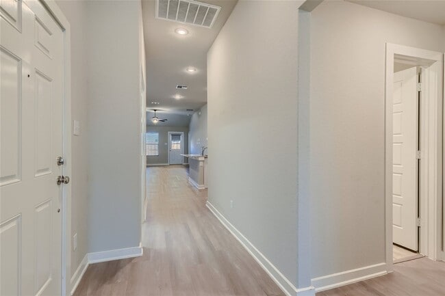 Building Photo - Gorgeous 2 bedroom rental! Half off of the first full month’s rent for applications submitted by ...