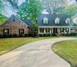 Building Photo - 401 Foxwood Dr