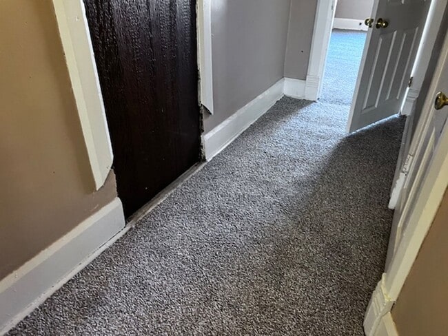 Foto del edificio - House for Rent 3 BR / 1 BA