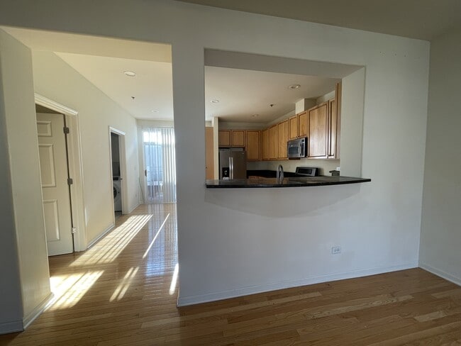 Building Photo - 4702 N Lamon Ave