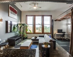 Building Photo - 2502 Live Oak St