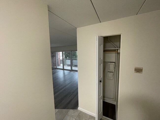 Building Photo - Suburban 2-bed with private balcony