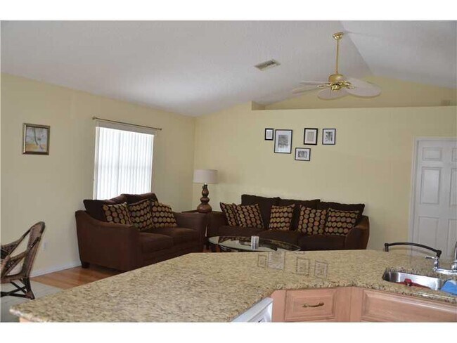 Foto del edificio - Off-Season Rental 3BR 2BA with pool in Sebastian