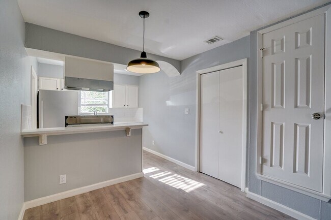 Building Photo - 304 John N Garner Cir