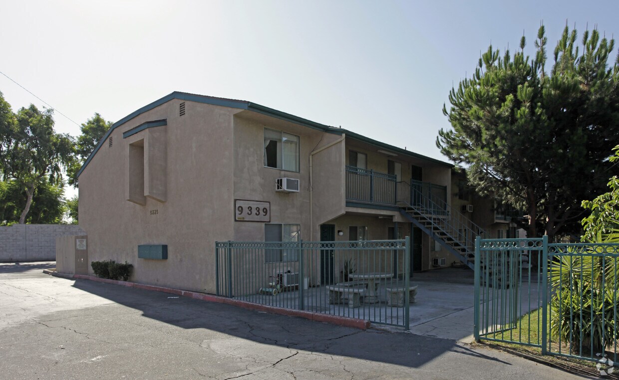 Primary Photo - 9339 Olive St
