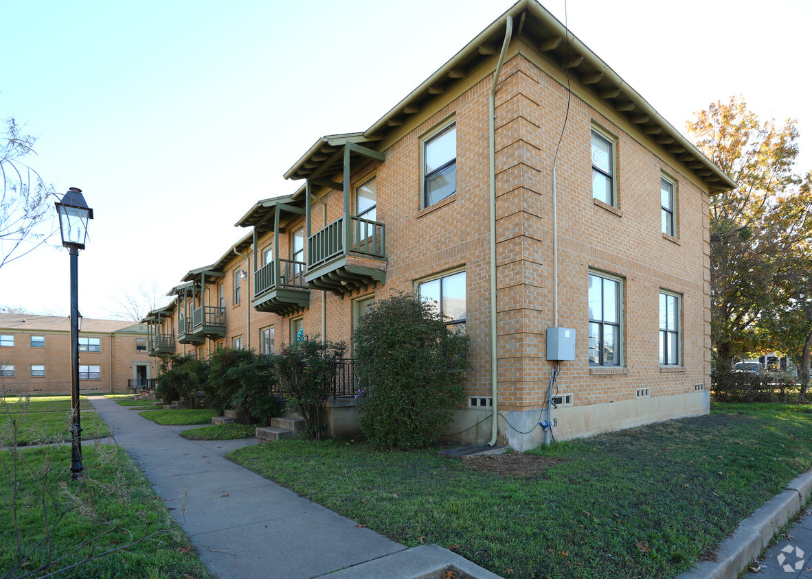 Primary Photo - Courtyard on Main