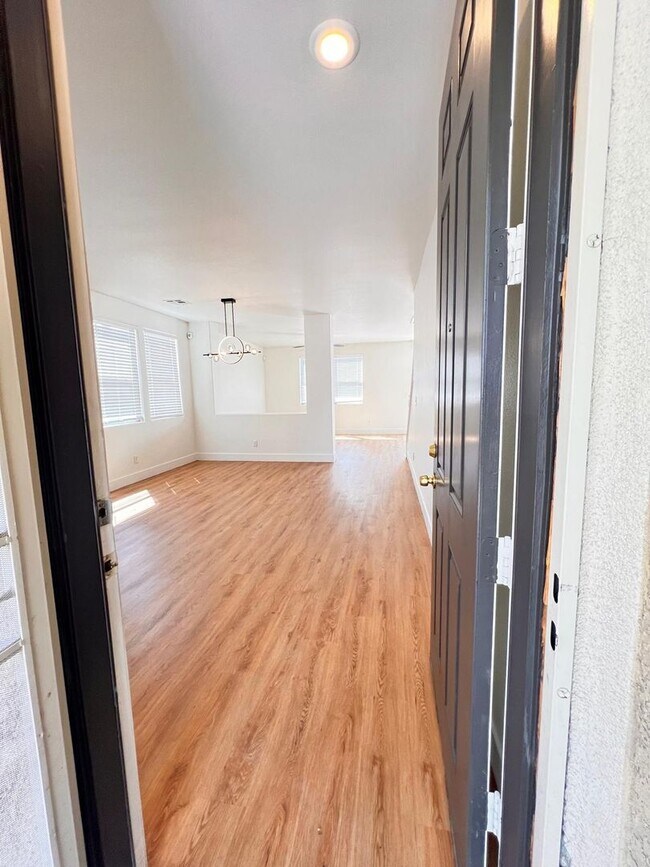 Building Photo - North Las Vegas 3 BD/2.5 BA with loft, bac...