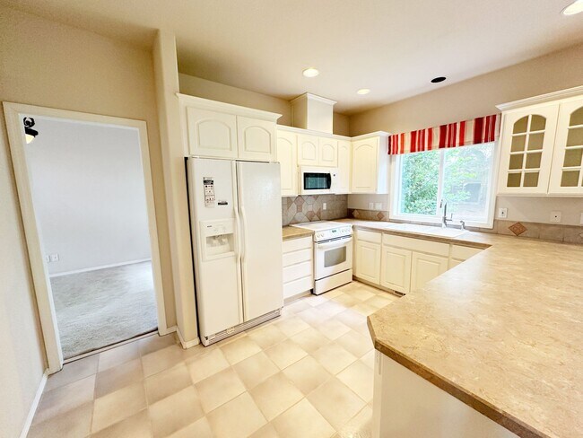 Foto del edificio - Gorgeous 4-Bedroom, 2.5-Bathroom House in Beaverton with Fenced Backyard, Cozy Gas Fireplace - $1...