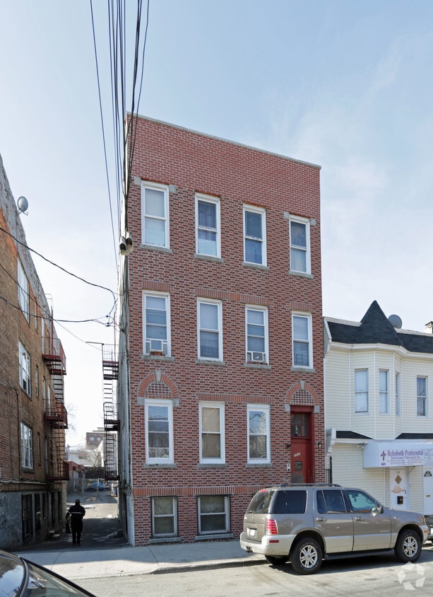 Building Photo - 712 E 216th