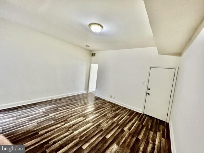 Building Photo - 114 W 25th St