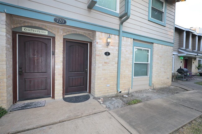 Building Photo - 720 Memorial Mews St