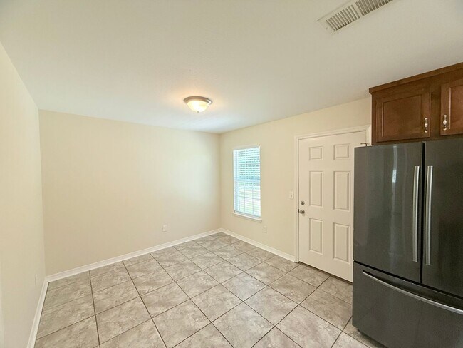Foto del edificio - Charming 3-Bedroom Home - Spacious Layout