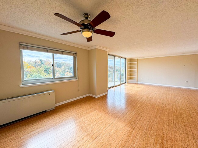 Building Photo - Bright And Spacious 1 Bed 1 Bath Condo Wit...