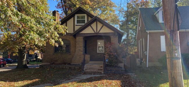 Building Photo - 6620 Highland Ave 3BR/1.5BA (Cincinnati)