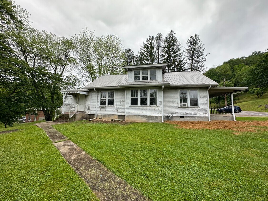 Foto del edificio - 807 Mineral Rd. Glenville, WV 26351