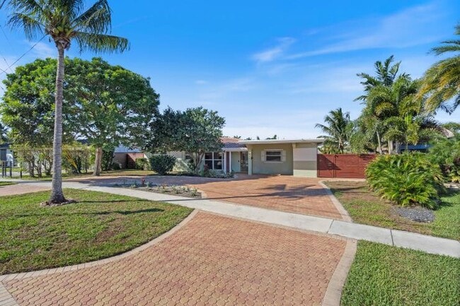 Building Photo - 1001 SE 5th Ave