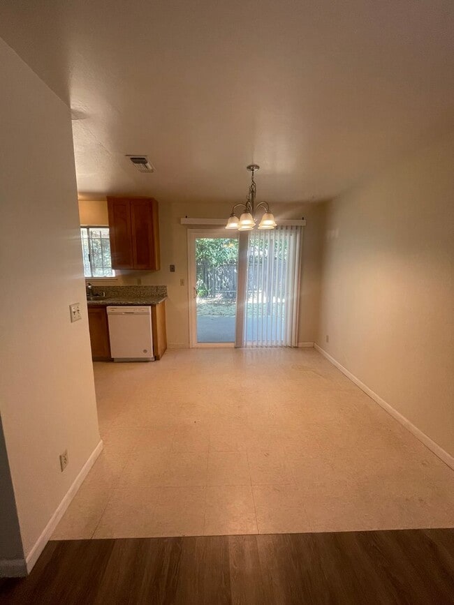 Building Photo - Updated 4bed/2 bath home in South Sac