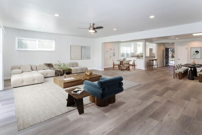 Foto del edificio - Stunning 3BD/3BA W/ Large Backyard | Prime...