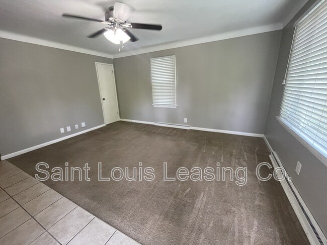 Building Photo - 528 Ames Pl