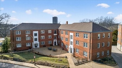 Building Photo - 923 S Hanley Rd