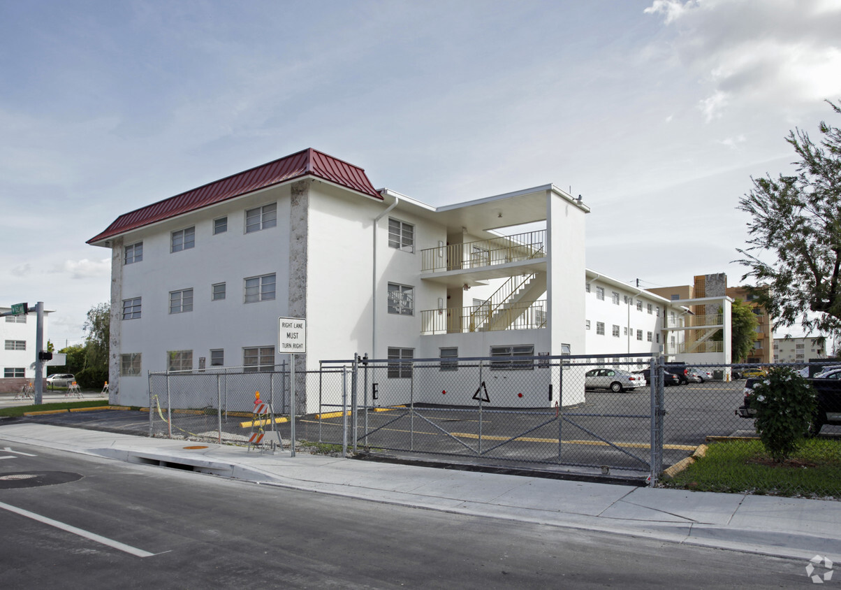 Building Photo - Majestic Apartments