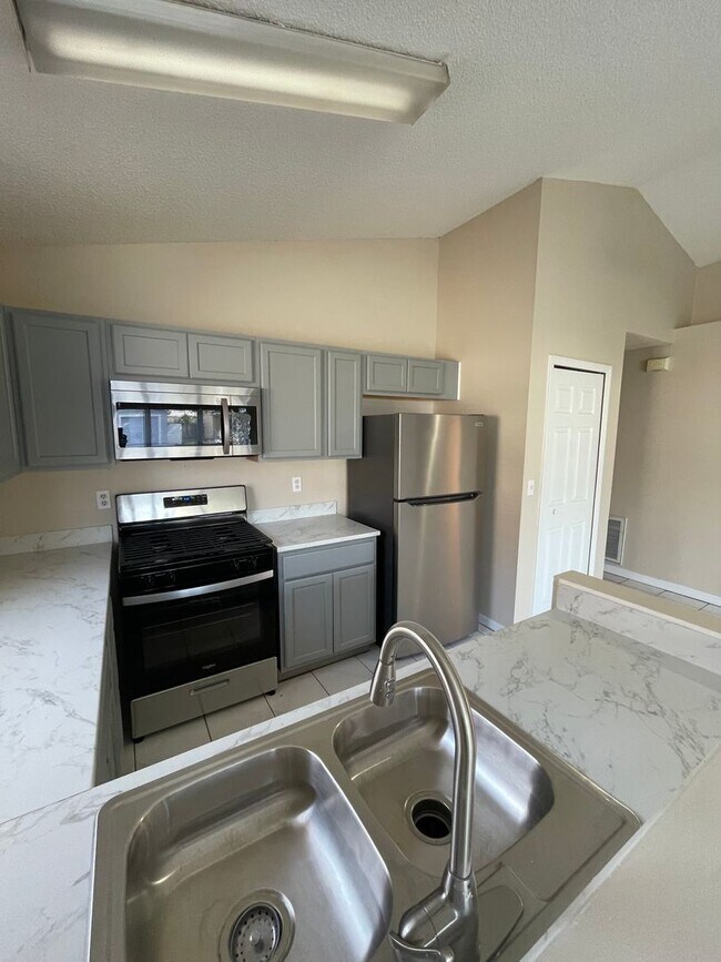 Foto del edificio - 3Bdrm 2Bath Newly Remodeled Home in the ga...