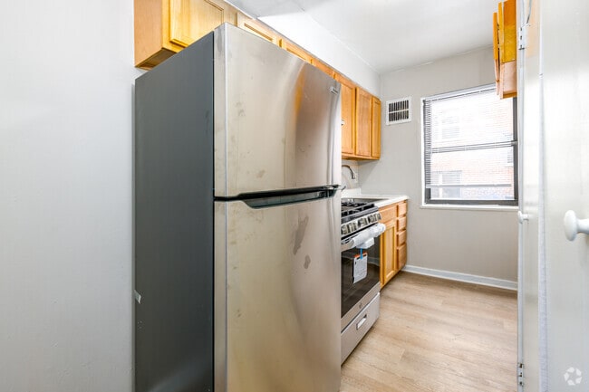 2BR, 1BA - 565SF - Kitchen - 1625-1633 Morris Rd SE